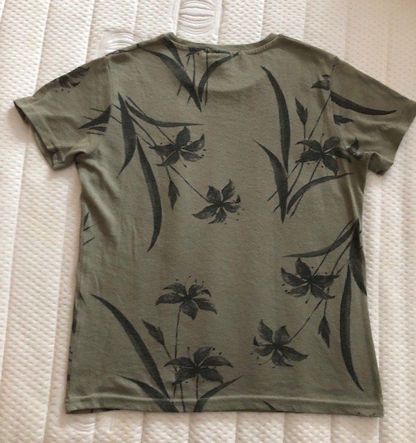 T-Shirts: T-shirt Immod vert olive, fleurs noires, taille S – Gebraucht aus Aigle von Tchamille 3