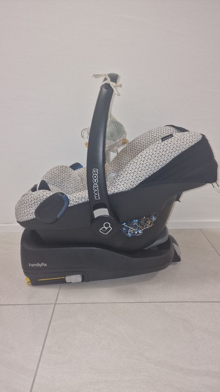 Maxi-Cosi Seggiolini per auto: Babyschale Maxi-Cosi Pebble + ISOFIX – Usato da Bottighofen venduto da Luana1234. 3