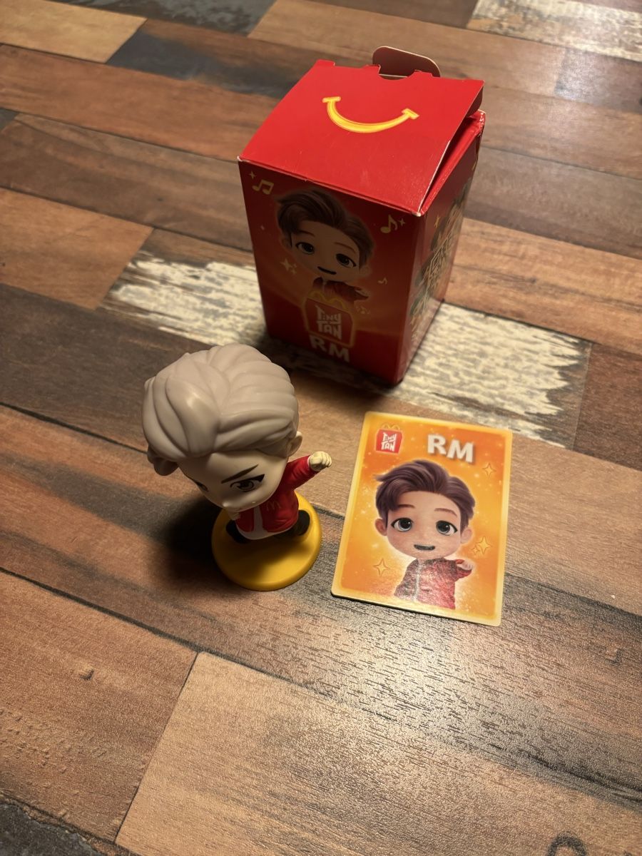 Mc Donald's Statuette: RM BTS McDonald's Figur, mit Karte & Box! – Nuovo e nell'imballaggio originale da Wattwil venduto da gi.otsche 1