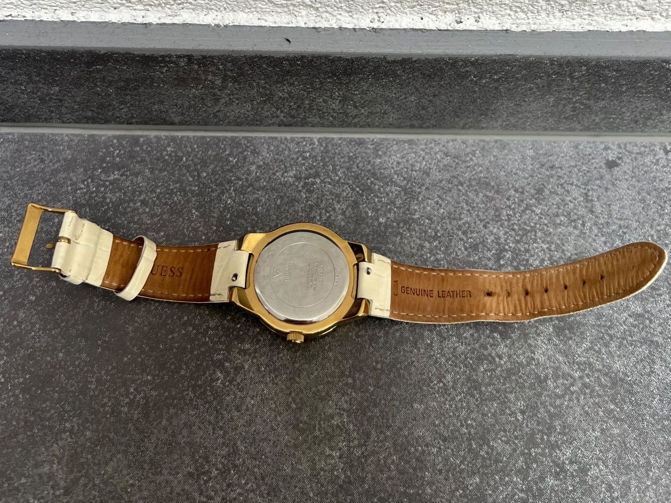 Guess Orologi: Goldige Guess Uhr – Usato da Wettswil venduto da alstel24 2