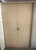 Metallschrank zwei Tueren beige mit Schluessel guter Zustand