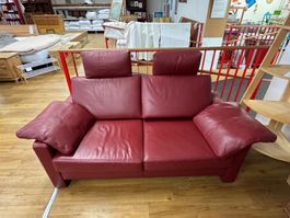 Bordeauxrotes Ledersofa 2,5-Sitzer mit 2 Kopfstützen