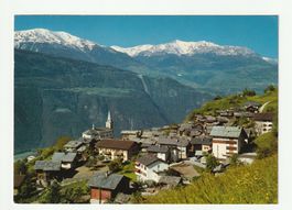 Postkarte Bergdorf mit Kirche und Bergen, Wallis, Gelaufen