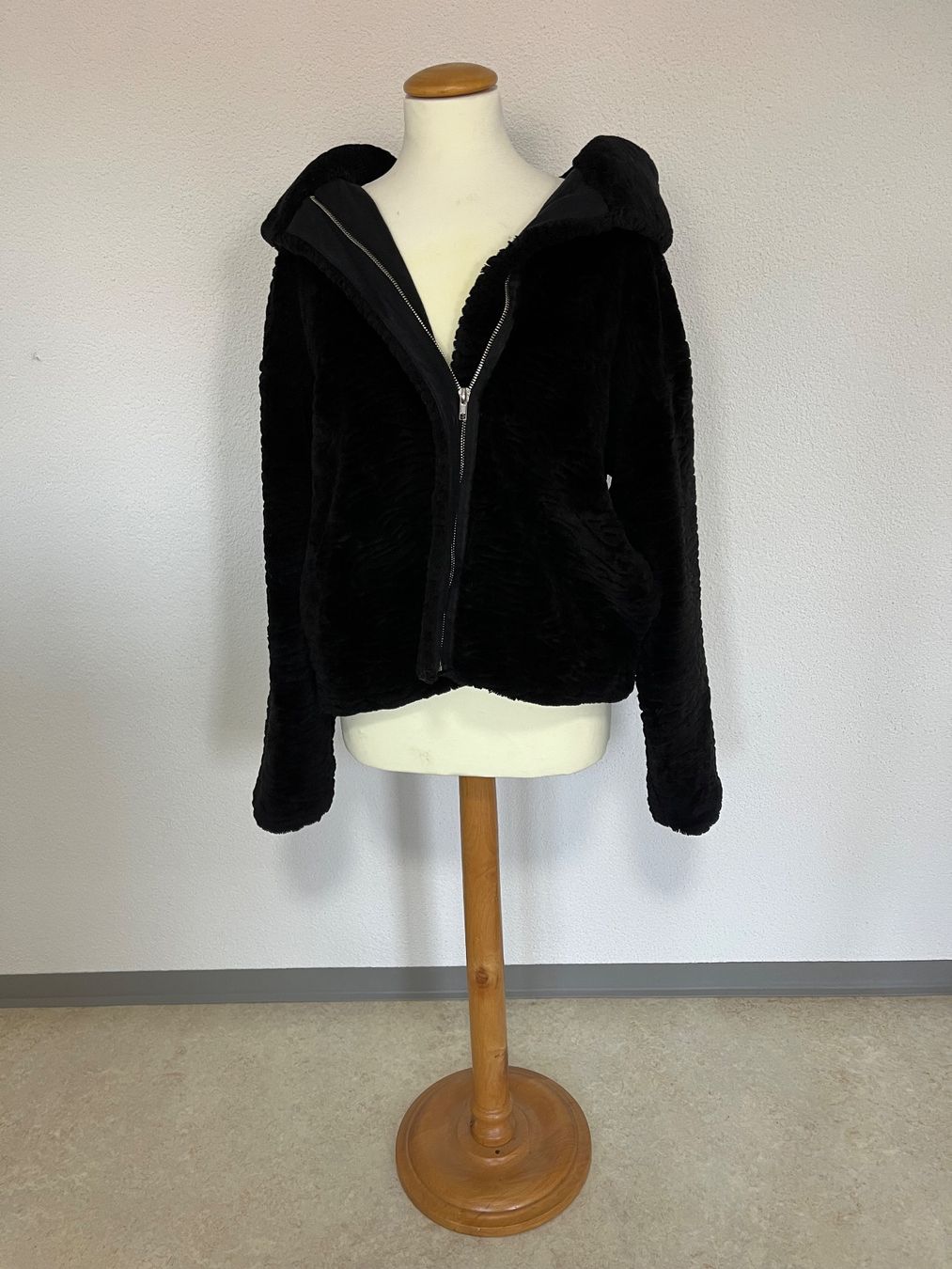 Giacche: Schwarze Teddy Jacke von Forever 21, Grösse M – Usato da Thalheim venduto da karmabis_