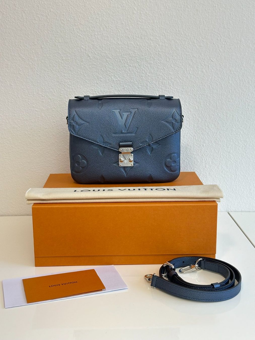 Louis Vuitton Borse da donna: Louis Vuitton Pochette Métis Navy Empreinte Leder – Nuovo e nell'imballaggio originale da Adliswil venduto da theoriginalkeks