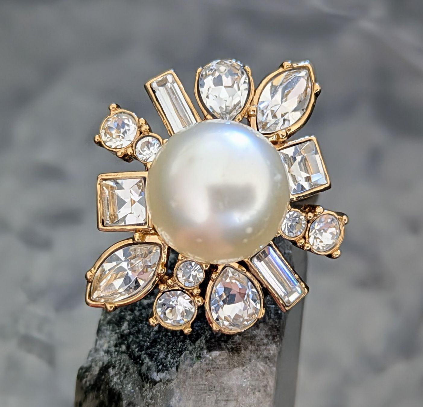 Anelli: Une bague ornée de fleurs chatoyantes – Usato da Genève venduto da qxx_8css