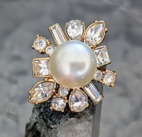 Une bague ornée de fleurs chatoyantes