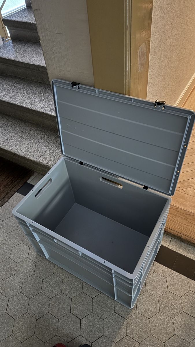 Casse di trasporto: Eurobox mit Deckel grau – Usato da Zürich venduto da NorinaAurora