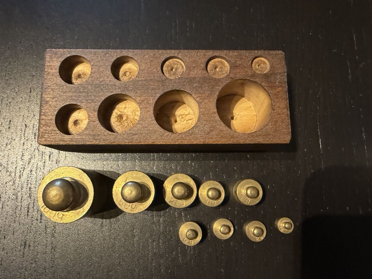 Waagen und Gewichte: Gewichtssatz Messing mit Holzsockel – Gebraucht aus Widnau von kustercarmen 8