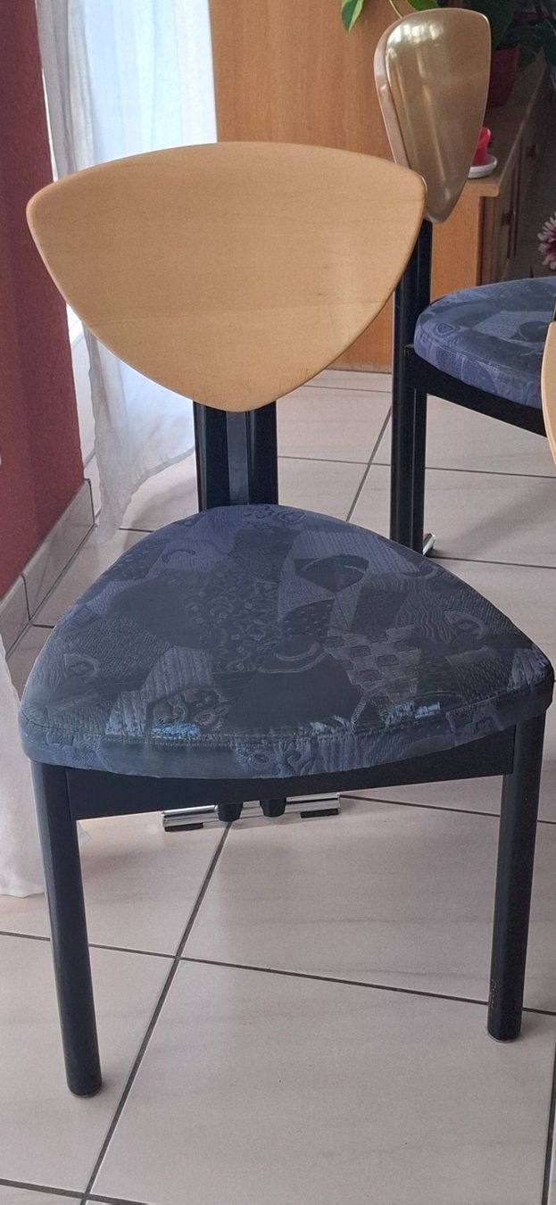 Tables: Esstisch Ahorn mit 4 Stühlen – D'occasion à Büron par oth_8gt9 4
