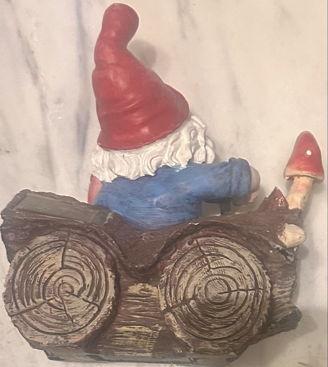 Statuette: Gartenzwerg auf Holzstamm mit Pilzen – Usato da Malters venduto da Gustov 2