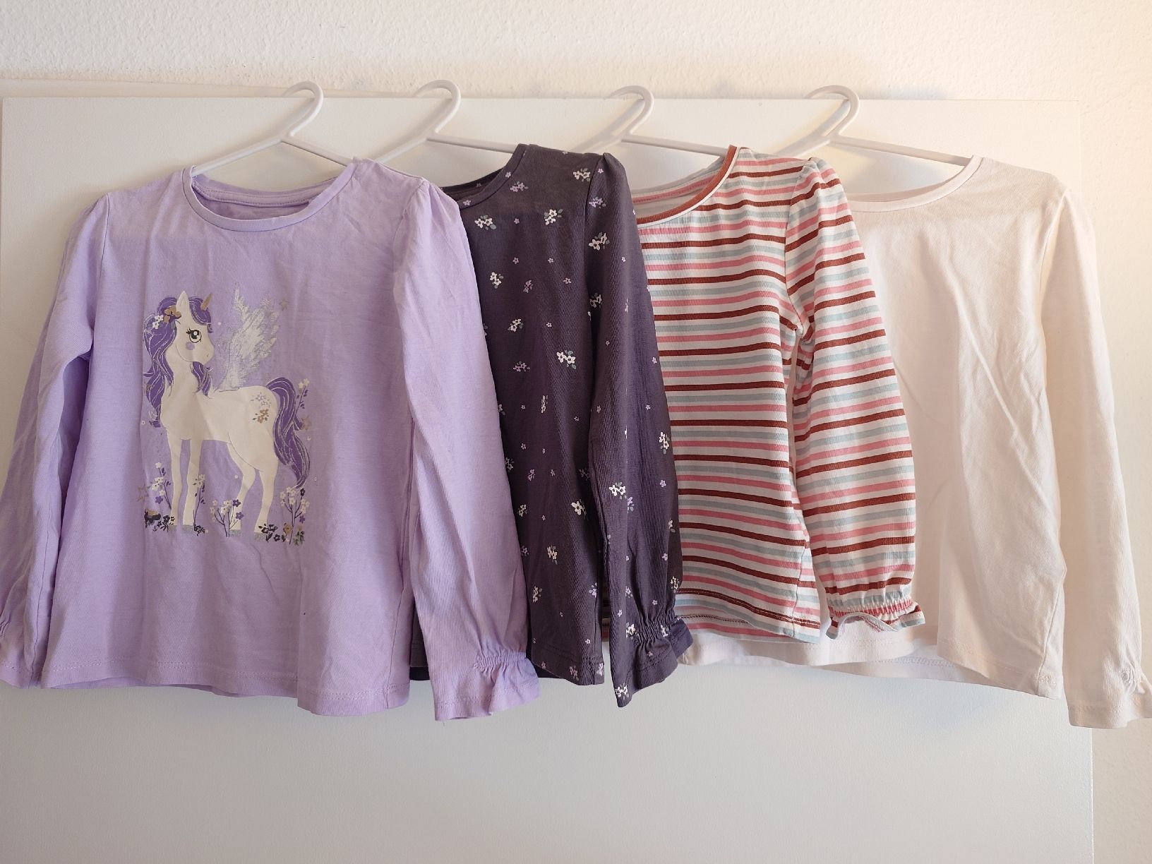 Maglioni & Felpe: 4er Set Mädchen Langarmshirts, Grösse 104 – Nuovo (secondo la descrizione) da Uster venduto da snowy_6