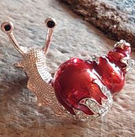 Tolle Brosche mit Schneck - rot mit Strass