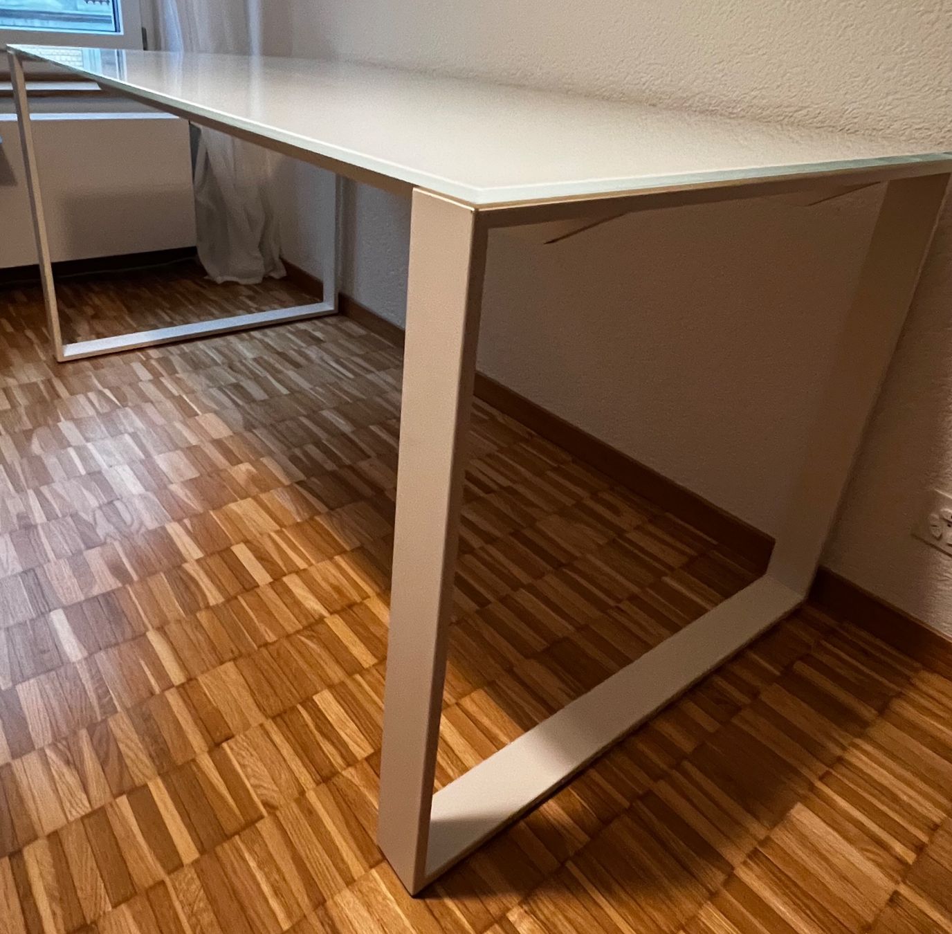 Tavoli: weisser Bürotisch mit Glasplatte – Usato da Zürich venduto da AngelaS1989