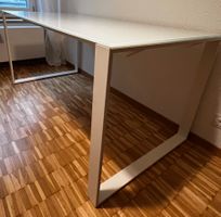 weisser Bürotisch mit Glasplatte