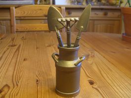 Vintage Messing Milchkanne mit Mini Gartenwerkzeug | 460g