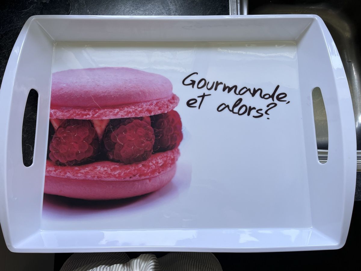 Piatti di portata: Serviertablett mit Macaron-Print und Spruch, neuwertig – Nuovo (secondo la descrizione) da Balerna venduto da lillisfashion