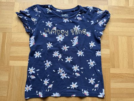 Blaues T-Shirt mit Gänseblümchen, Gr. 128