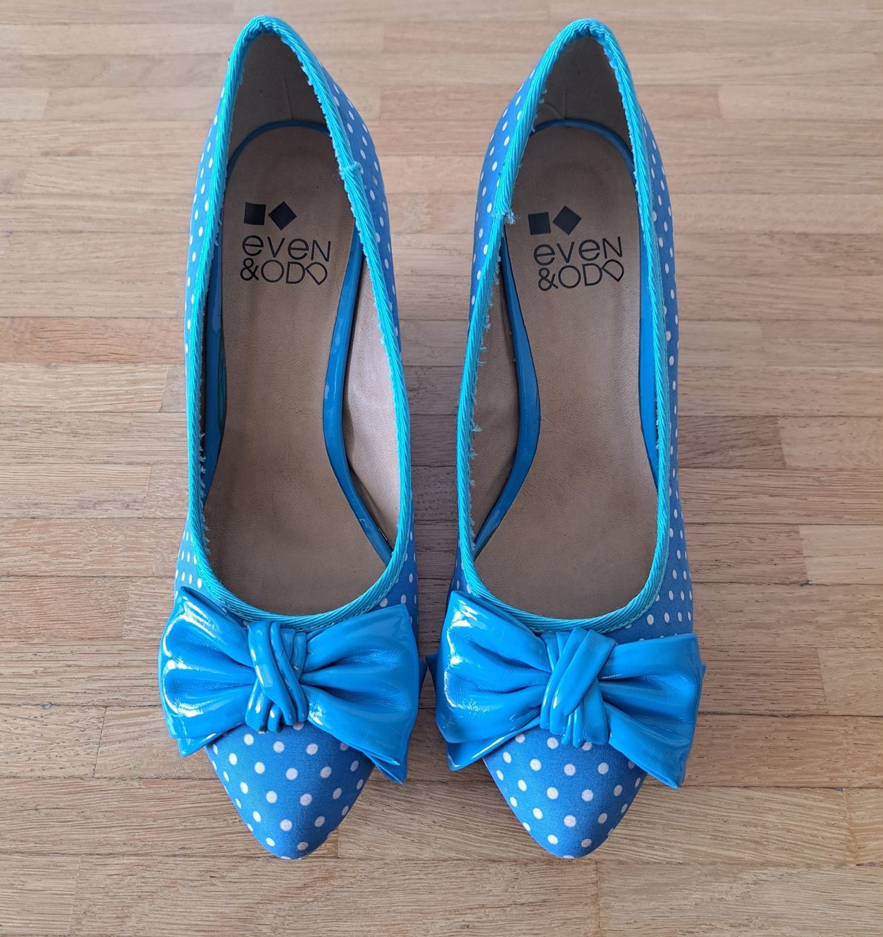 Scarpe da donna: Escarpins bleu à petits pois blancs – Usato da Le Mont-sur-Lausanne venduto da olatiu