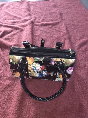 Damen Handtasche Leder Schwarz Blumenmuster mit Tragegurt