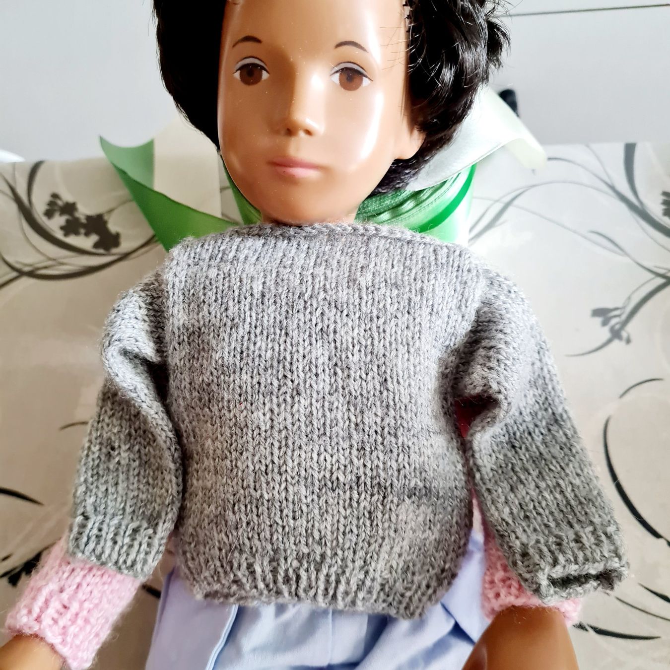 der schöne graue Pulli ist für die grosse Sasha NEU (Neu (gemäss