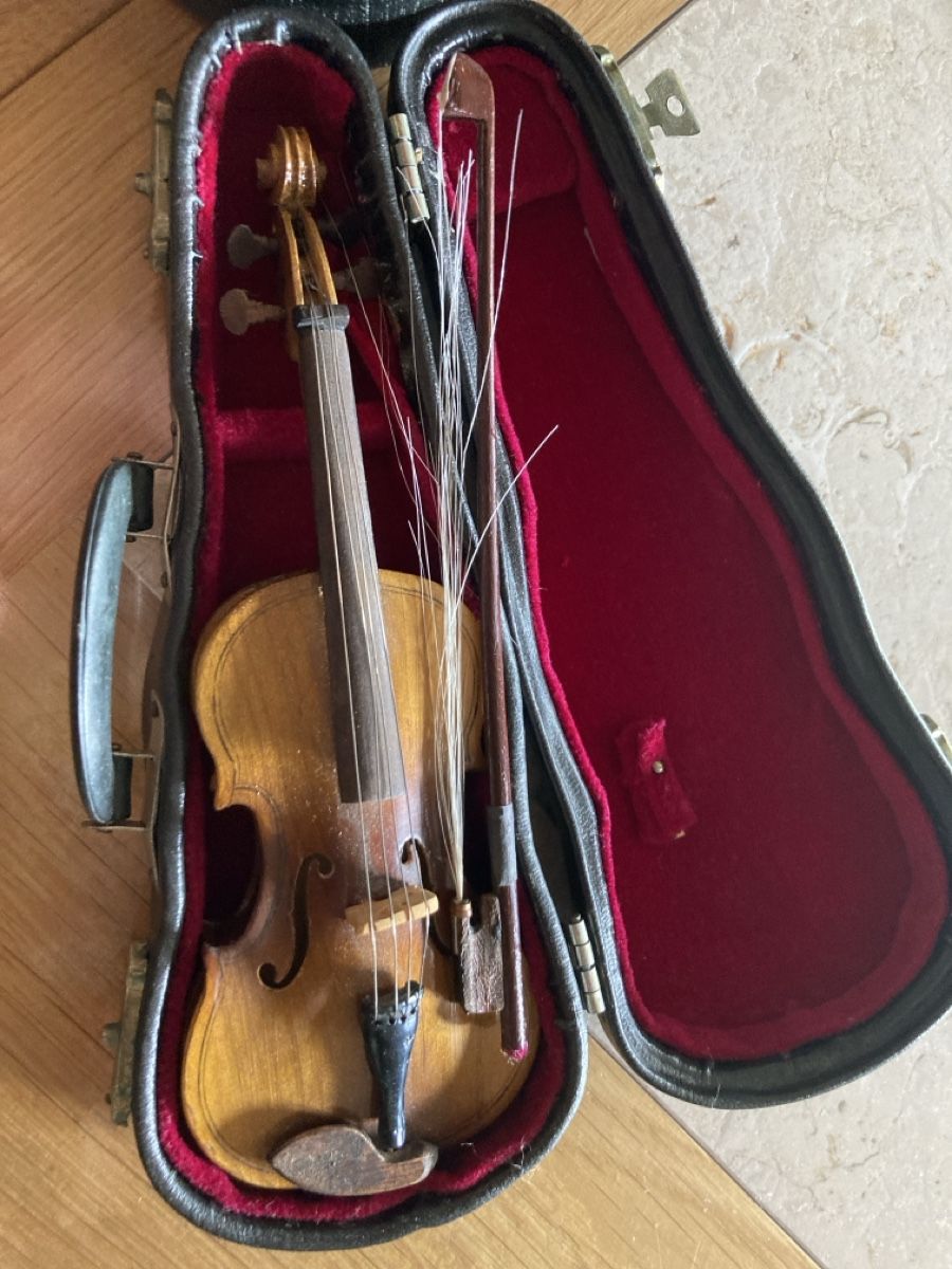 Musikinstrumente: Violons miniatures  – Gebraucht aus Bursinel von SeveralLives