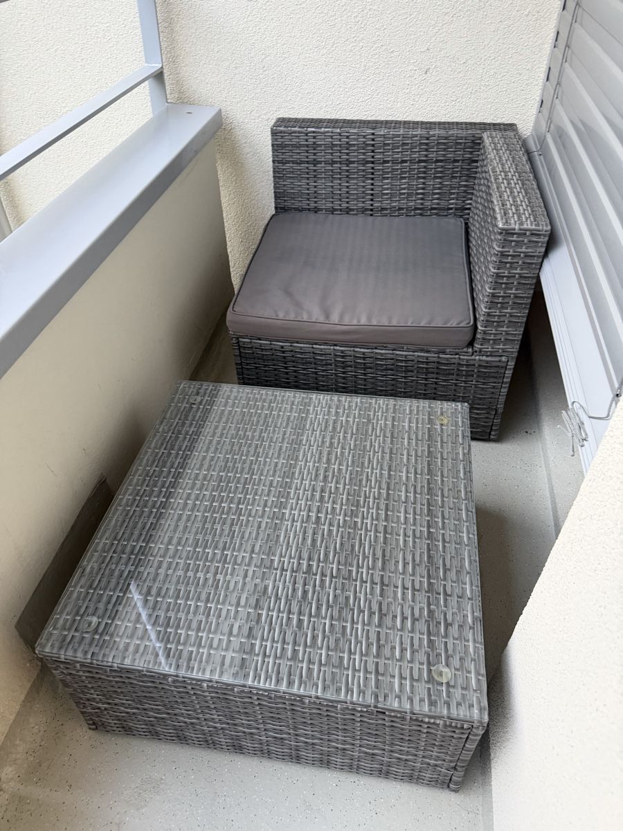 Sofas: Ecksofa aus grauem Polyrattan mit Beistelltisch – Gebraucht aus Zürich von ern_5jv6 4