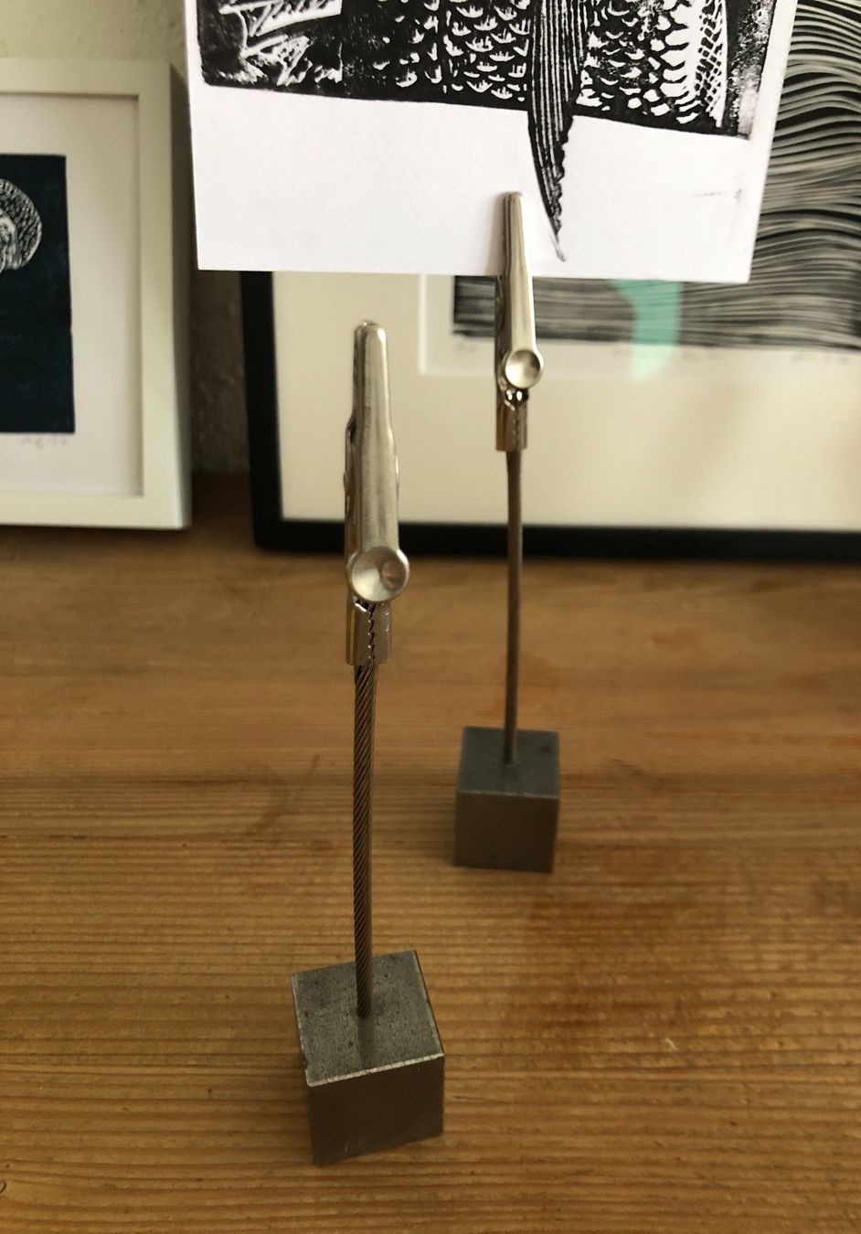 Alle Dekorationen: 2 Kartenhalter aus Metall – Gebraucht aus Zürich von ehupp 2