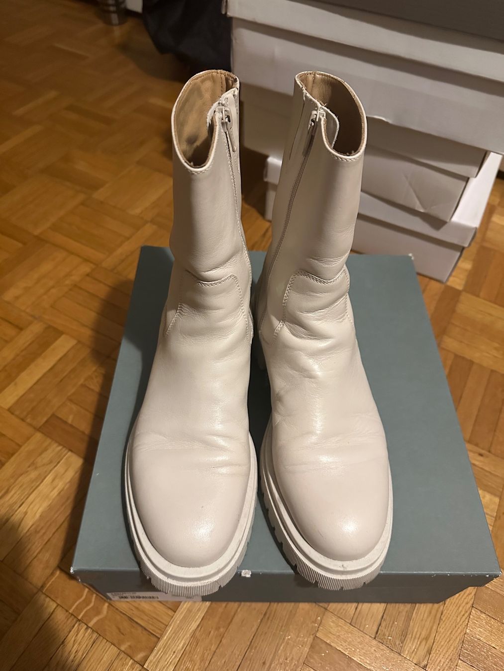 Chaussures femmes: Bottines Minelli beige en cuir – D'occasion à lausanne par Bigmama777 2