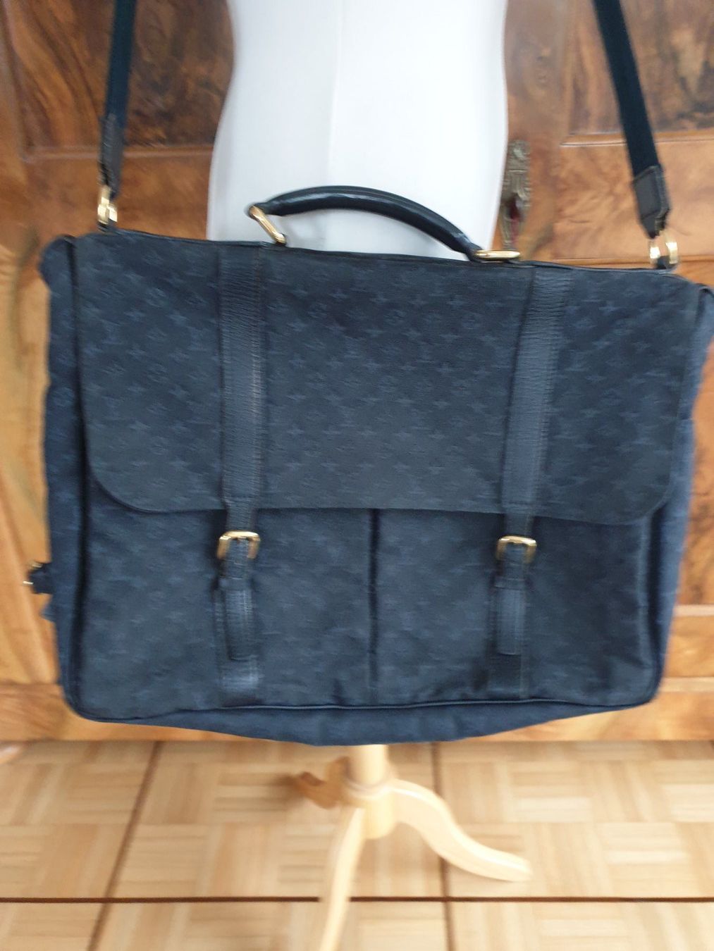 Louis Vuitton Sacs: Louis Vuitton Denise Navy Monogram Messenger Tasche – D'occasion à Bottmingen par sandy_2 2