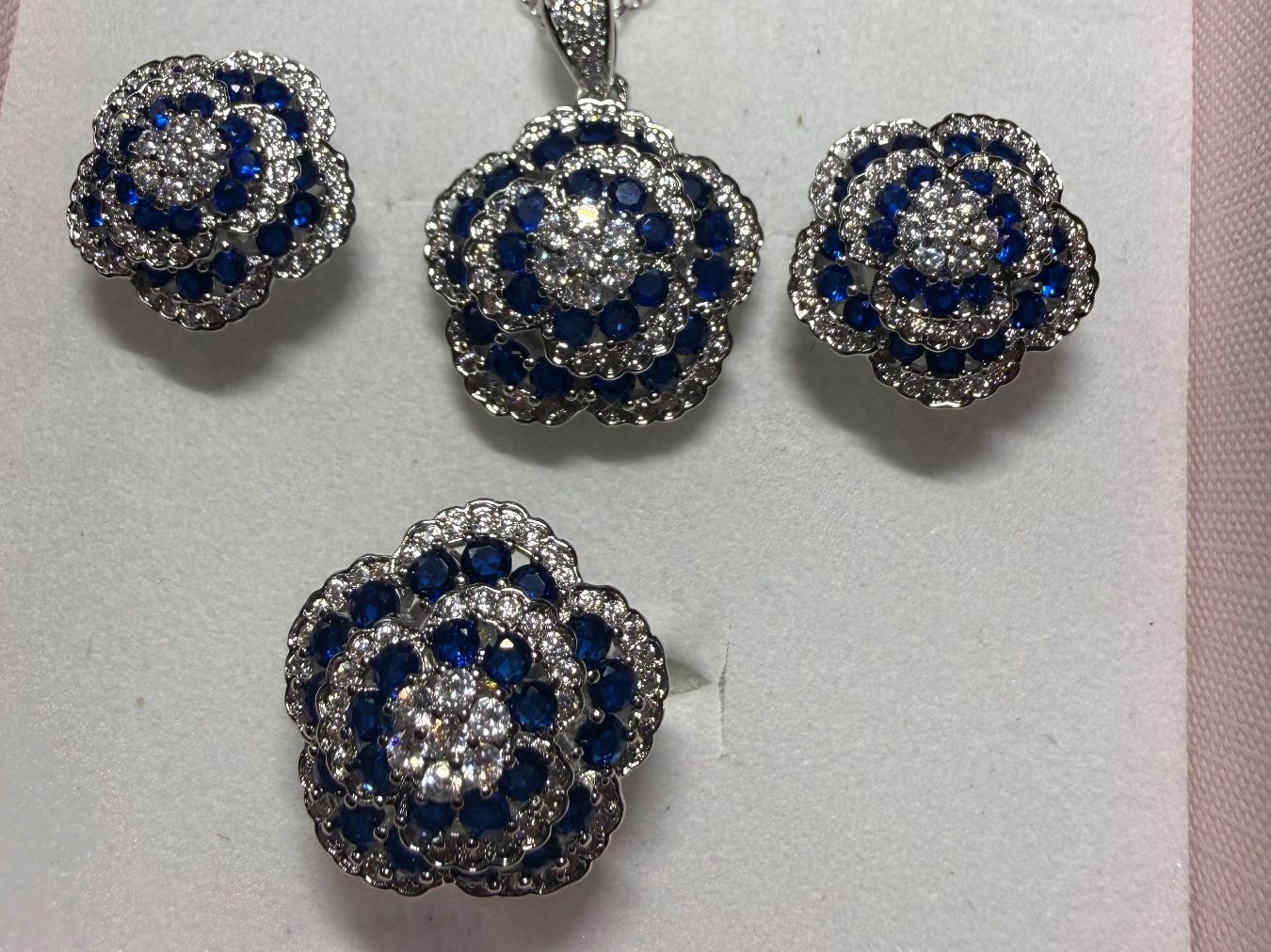 Altri gioielli: Parure bijoux fleur saphirs et zircons – Nuovo e nell'imballaggio originale da St-Maurice venduto da Sandrinette123 6