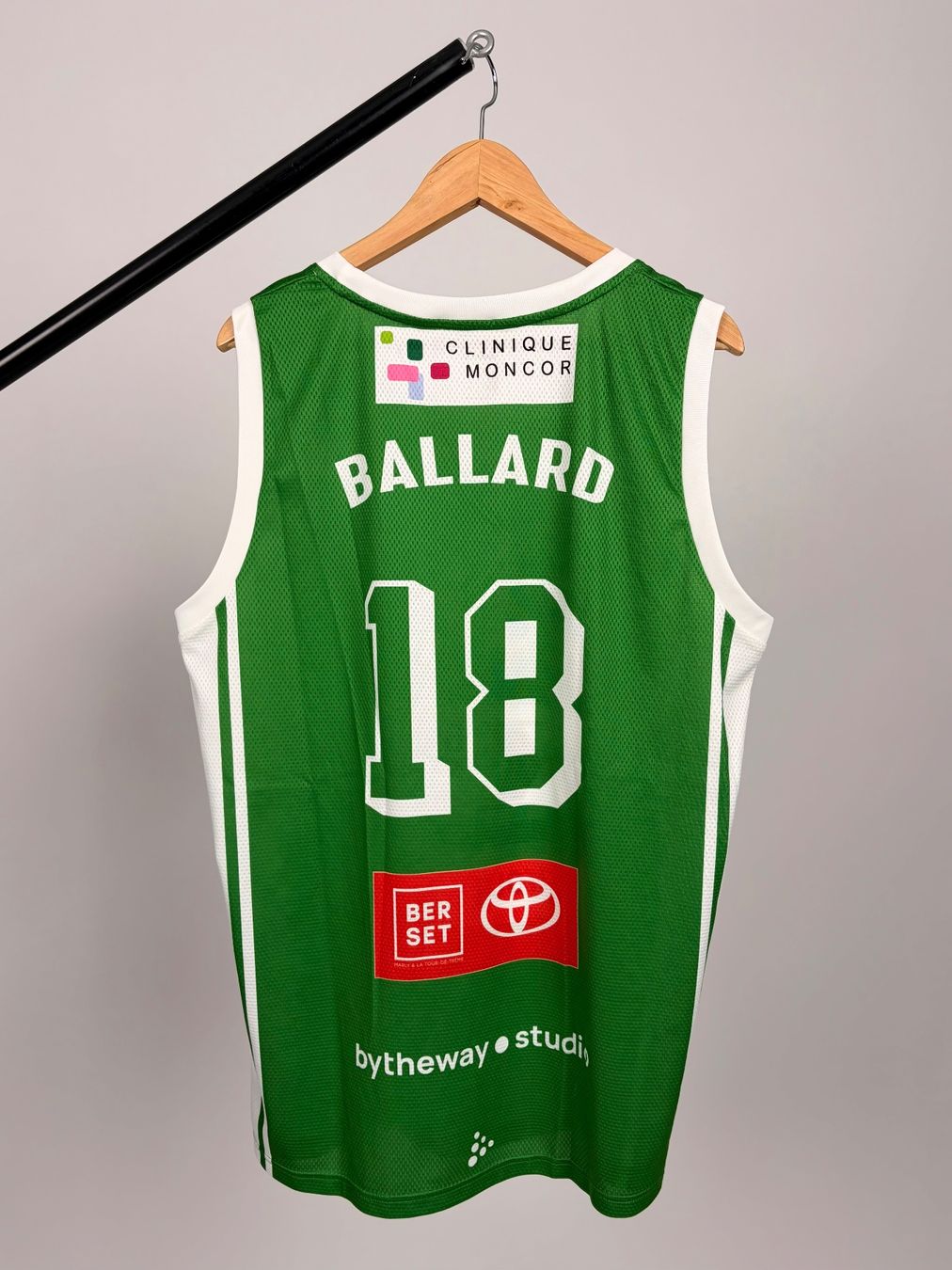 Canottiere & Pantaloni: Antonio Ballard #18  - Maillot et short – Usato da Fribourg venduto da FribourgOlympicB 1