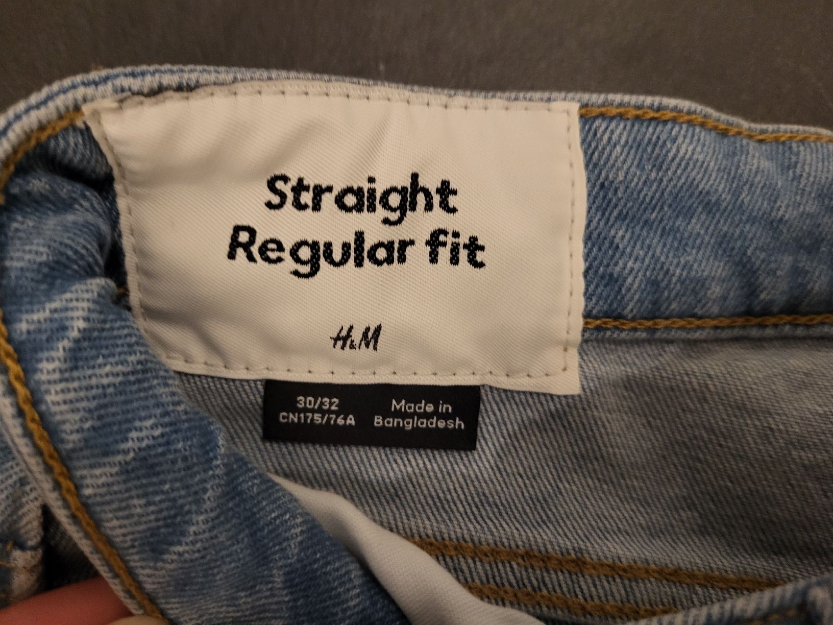 H&M Jeans: Jeans Straight Regular Fit Gr. 30/32 Herren – Nuovo e nell'imballaggio originale da Büsserach venduto da Fairprice_83 1
