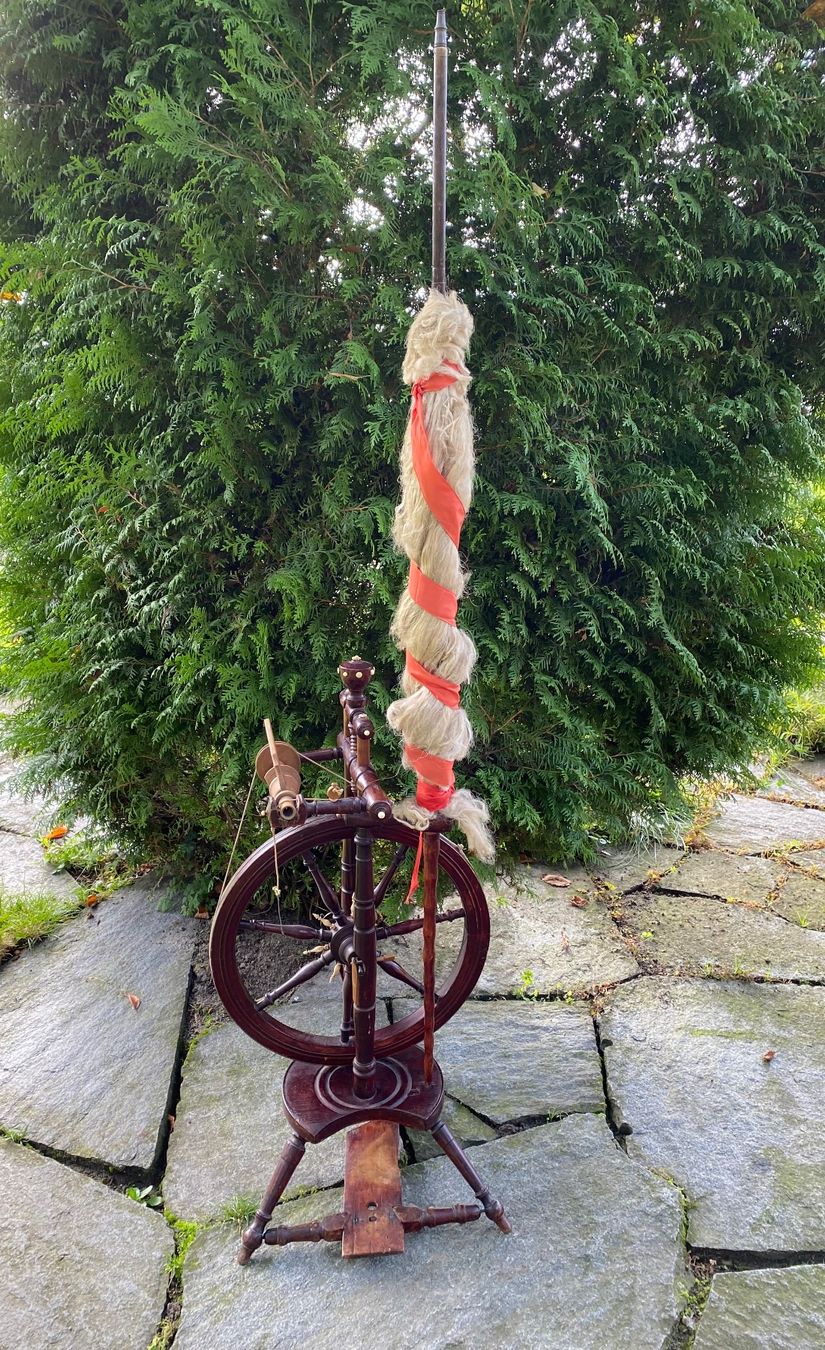 Ruote per filare: schönes antikes Spinnrad mit Flachsstab – Usato da Feldbach venduto da Olive1 7