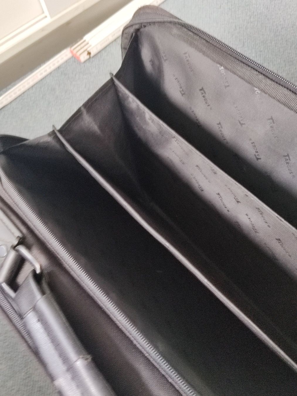 Targus Borse: Targus Notebooktasche mit Seitenfächern ca. 39x29cm – Usato da Zuchwil venduto da DaniSZu 4