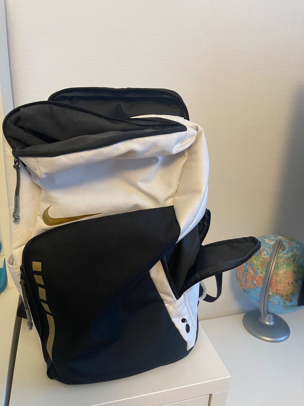 Nike Zaini: Original Nike Performance Rucksack, weiss, gold, schwarz – Usato da Rüti ZH venduto da MAMILU 2