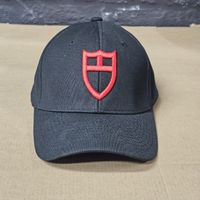 Casquette noire avec logo rouge réglable bon état
