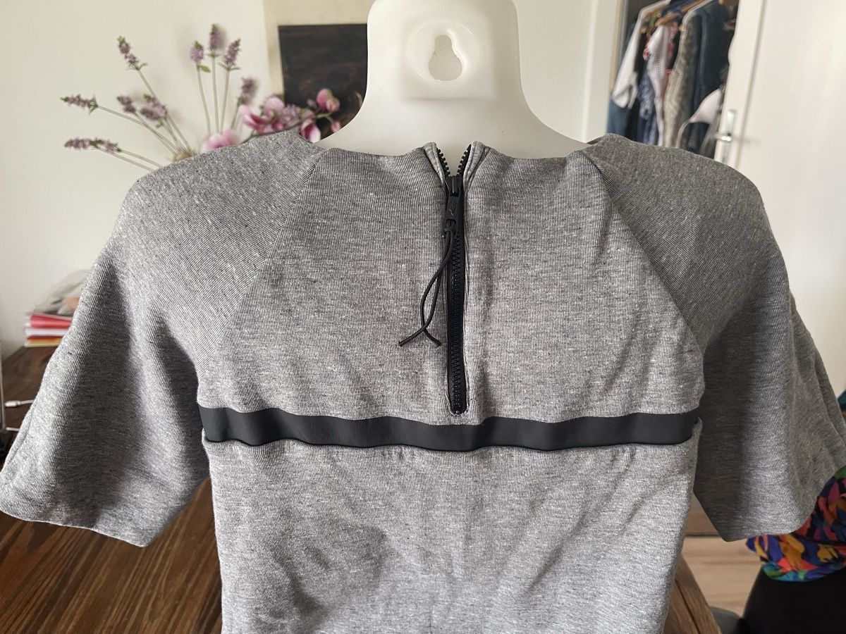 Nike Robes: Robe sweat Nike gris S bon état  – D'occasion à Kloten par Vermicelles 1