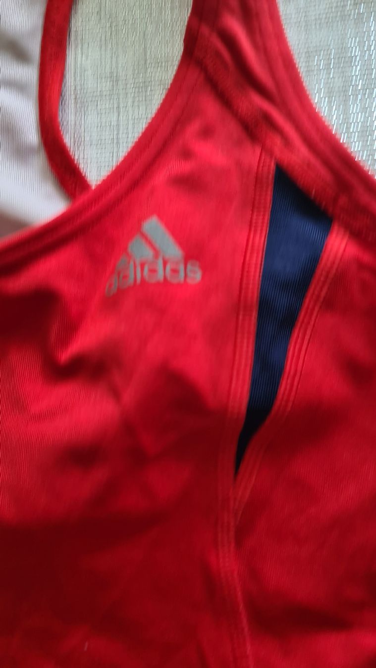 Adidas Tops: Adidas damensportop – Neu (gemäss Beschreibung) aus Kriens von nello-1 1