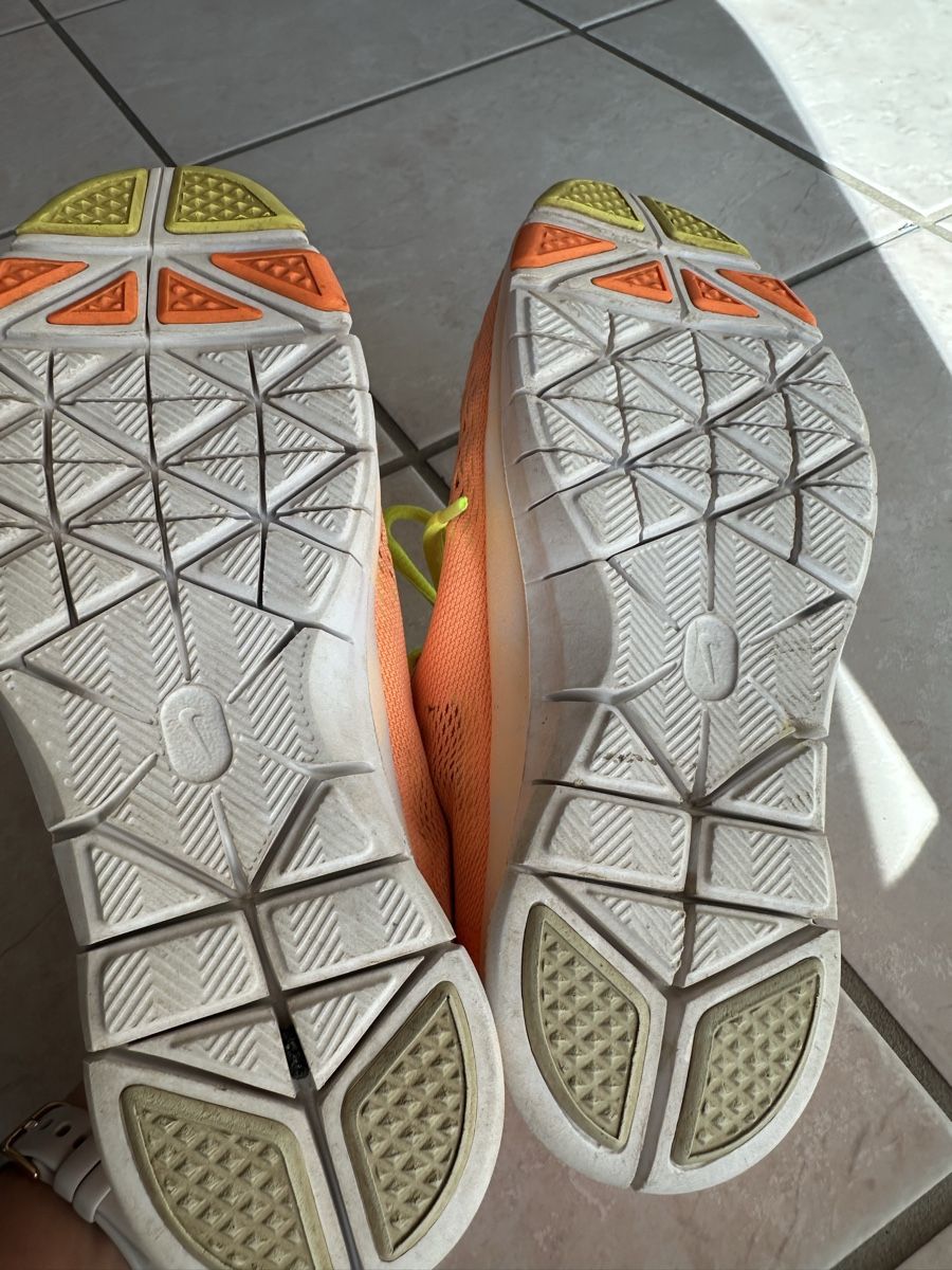 Nike Scarpe da donna: Nike Schuhe Gr. 36.5 – Usato da Sörenberg venduto da Kaneohe 1