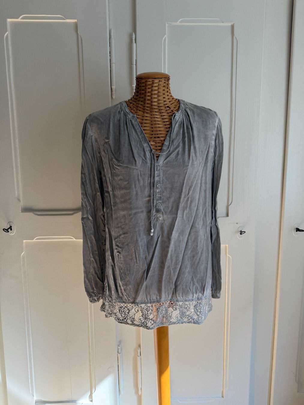 Tom Tailor Chemisiers: TOM TAILOR - Bluse grau mit Spitze 42 – D'occasion à Zürich par Diazaio