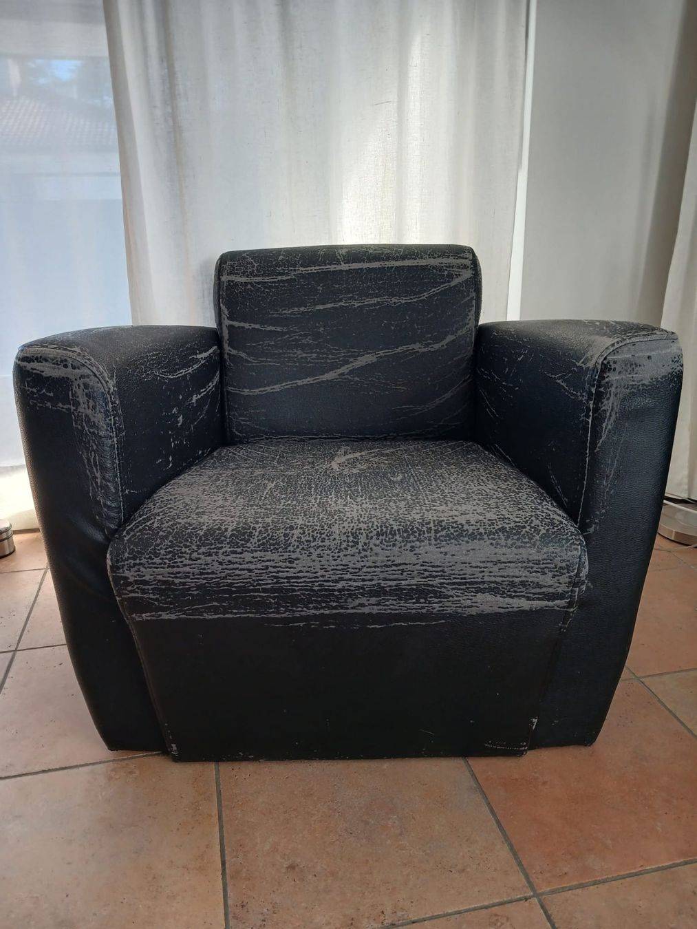 Poltrone: Fauteuil très confortable mais usé – Usato da Lausanne venduto da bri_hym2
