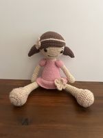 Gehäkelte Puppe mit Kleid rosa und braun Handarbeit