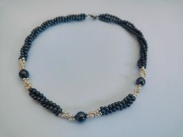 Elegante Halskette, dreireihig mit Perlen,