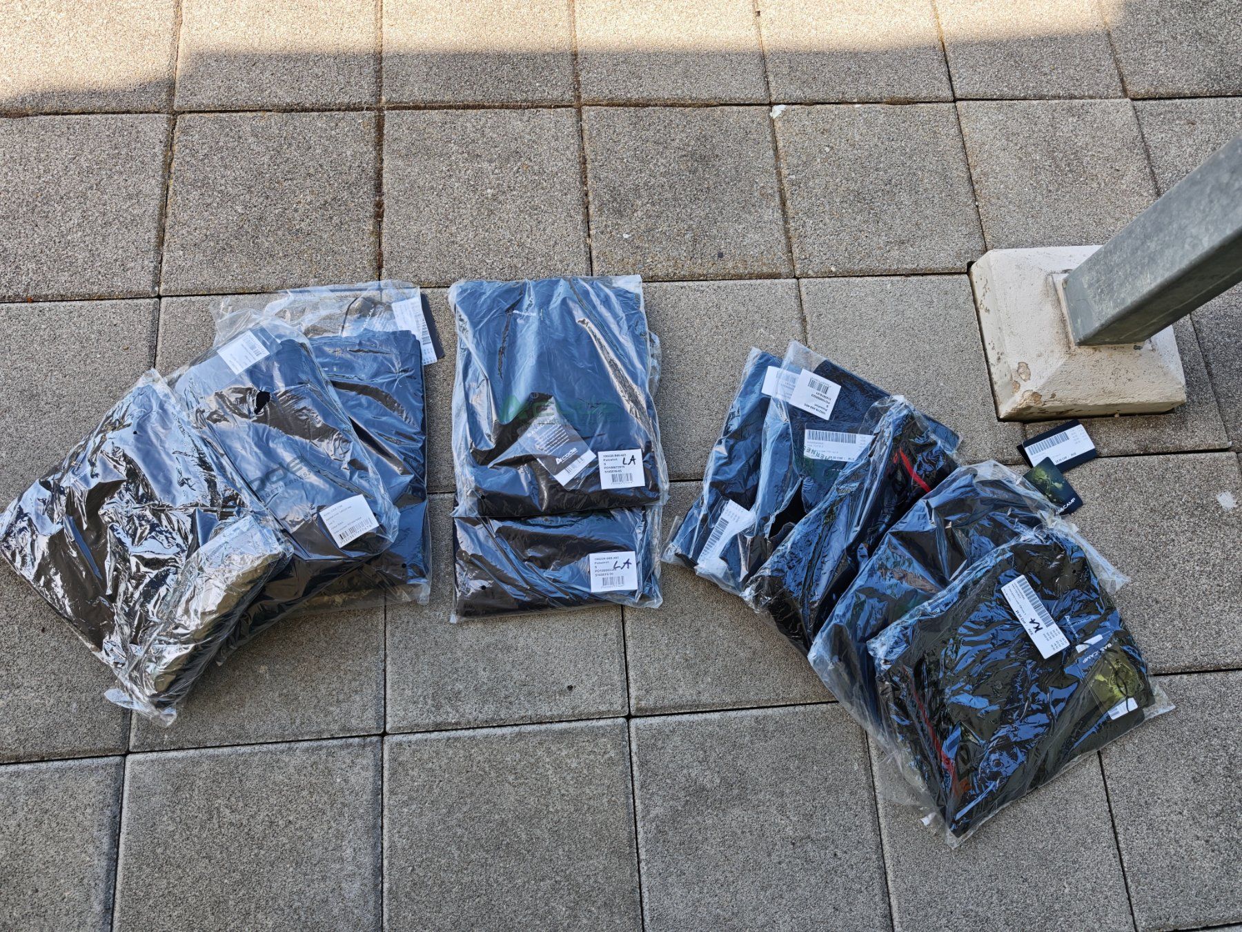 Lotti di vestiti: Security Sicherheitsdienst MEGASET Kleider /B – Nuovo e nell'imballaggio originale da Grosshöchstetten venduto da Mouchi
