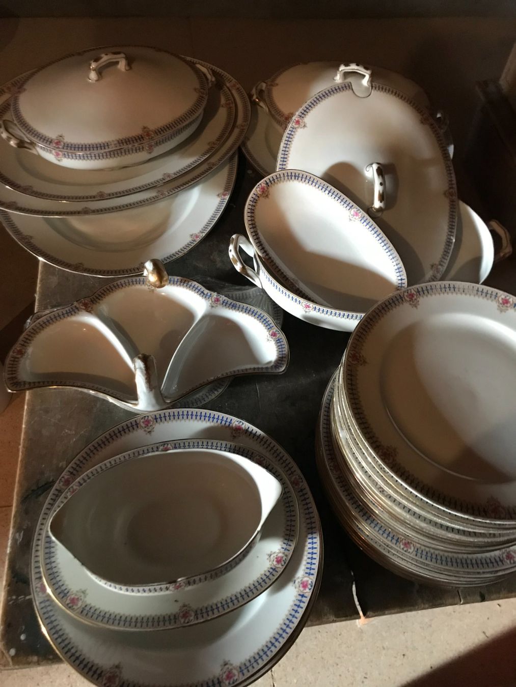 Set di piatti: Lot de vaisselle – Usato da PLAN-LES-OUATES venduto da DUMONTBE