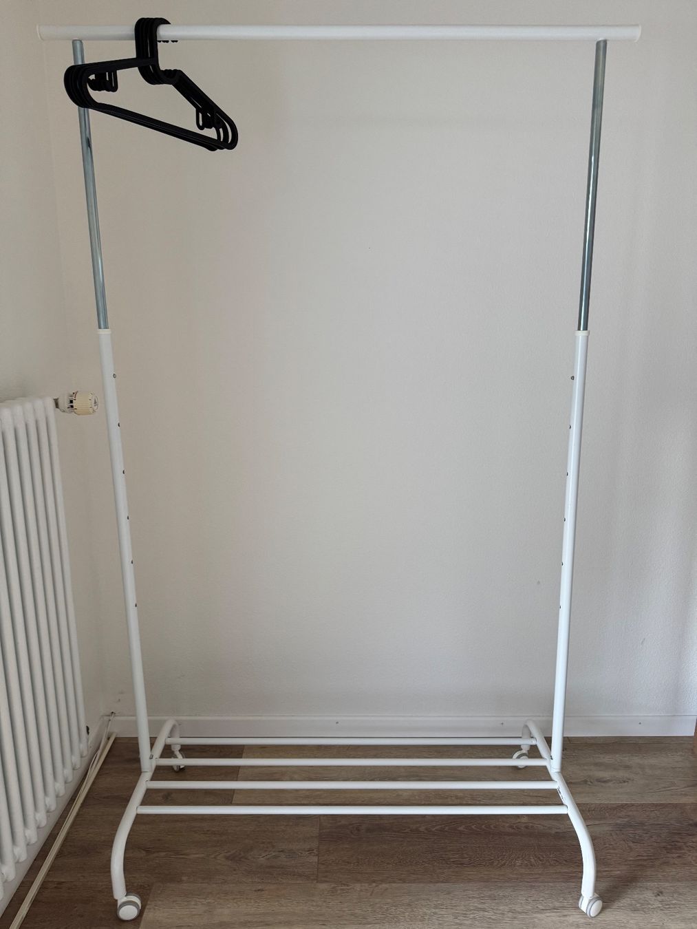 Stenditoi: White Clothes Rack with Wheels and Shelf – Nuovo (secondo la descrizione) da Zürich venduto da xia_qgl7