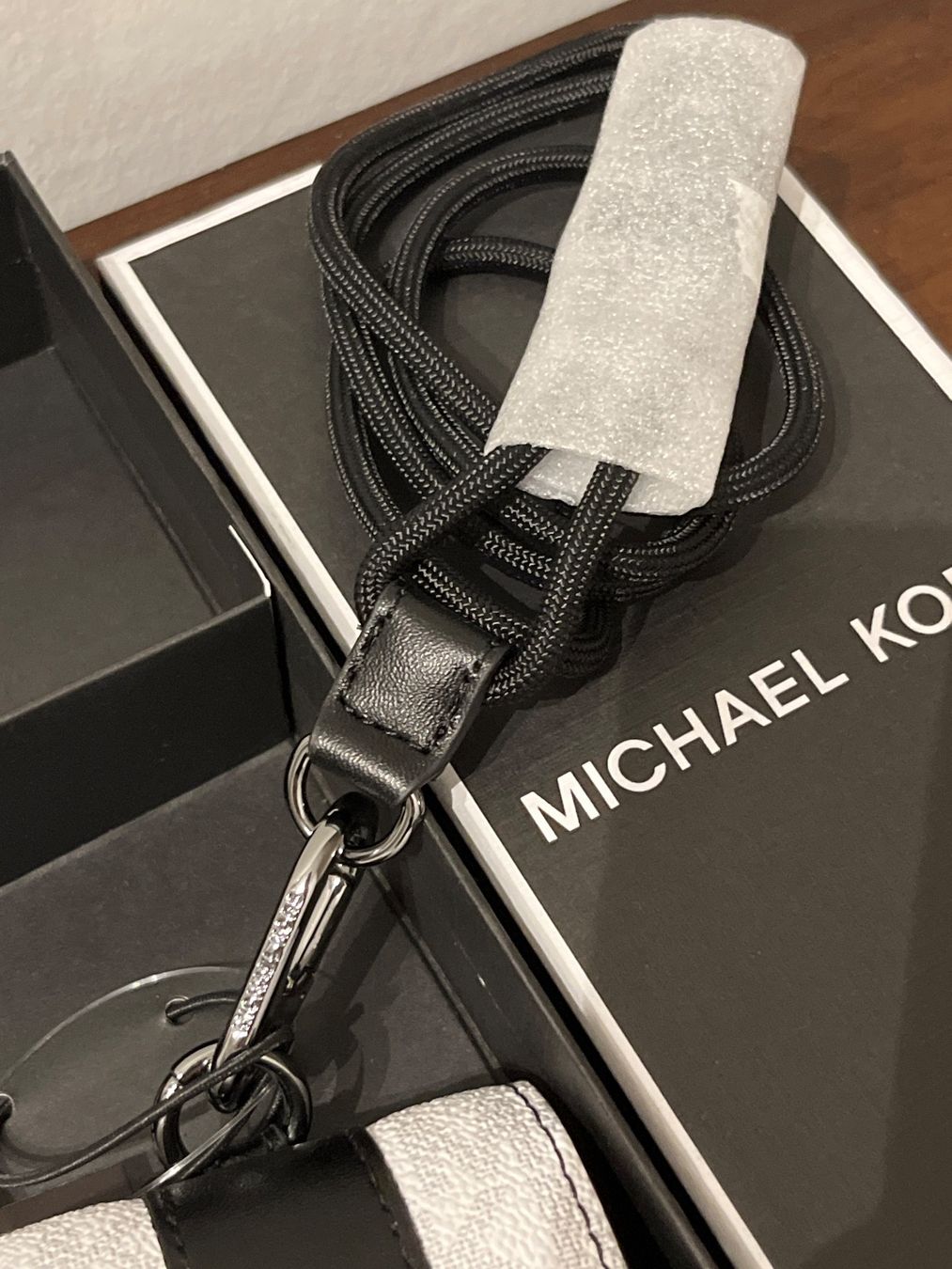 Michael Kors Cover & Protezioni schermo: Michael Kors - Airpod Case mit Umhängeband, Hellweiss – Nuovo e nell'imballaggio originale da Luzern venduto da Jiggy_8898 5
