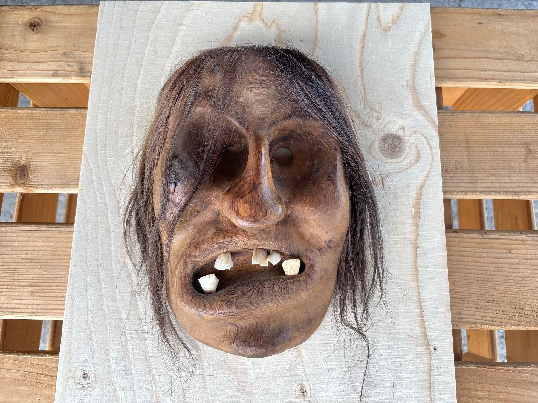 Autres antiquités ou arts: schöne alte Walliser Holzmaske – D'occasion à Feldbach par Olive1 1
