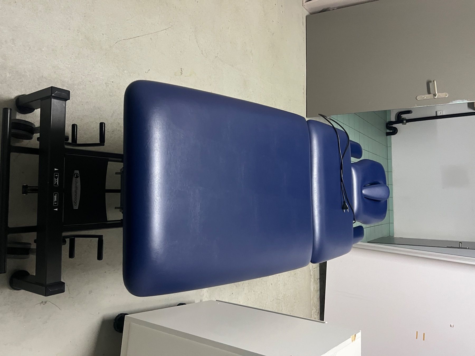 Fauteuils de soin: Elektrische Behandlungsgsliege /Massageliege – D'occasion à Wald ZH par Canix67 3